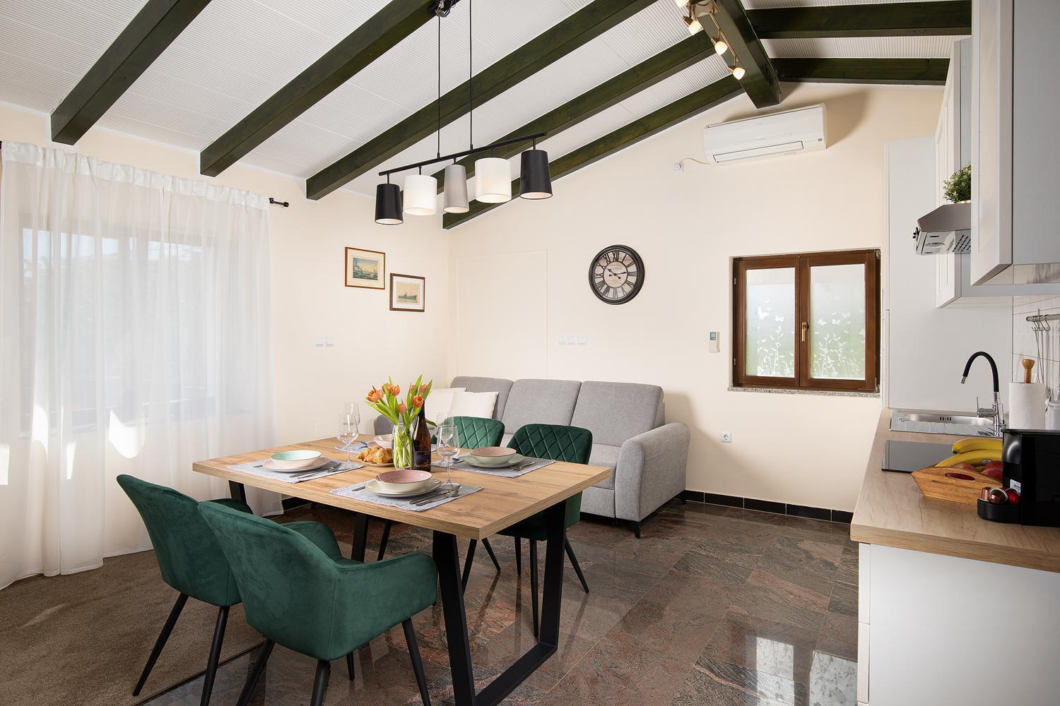 Apartamento Modern Stone House With Flowers & Playground *